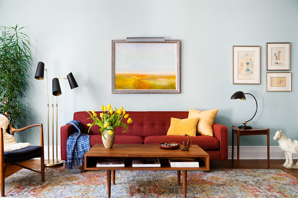 Idee per un soggiorno moderno di medie dimensioni con pareti blu, pavimento in legno massello medio e pavimento marrone