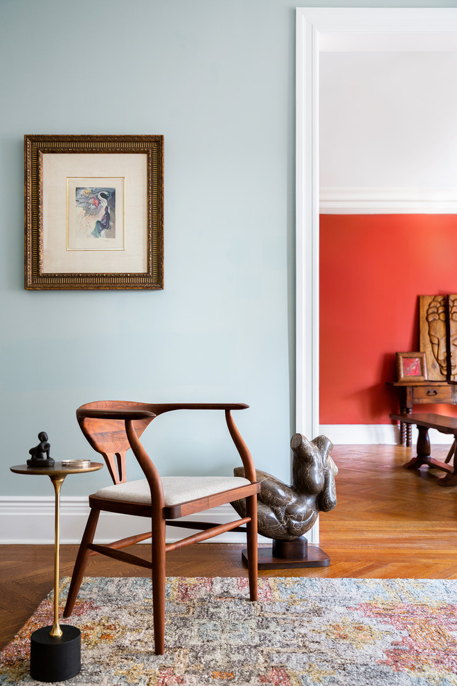 Diseño de salón cerrado vintage de tamaño medio con paredes azules, suelo de madera en tonos medios y suelo marrón