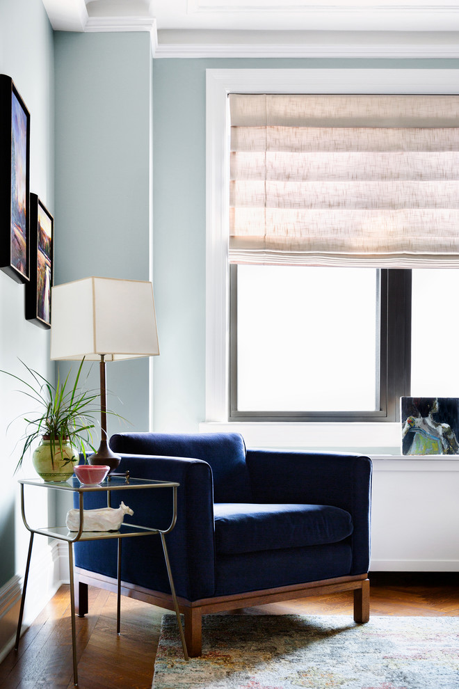 Mittelgroßes, Abgetrenntes Retro Wohnzimmer mit blauer Wandfarbe, braunem Holzboden und braunem Boden in New York
