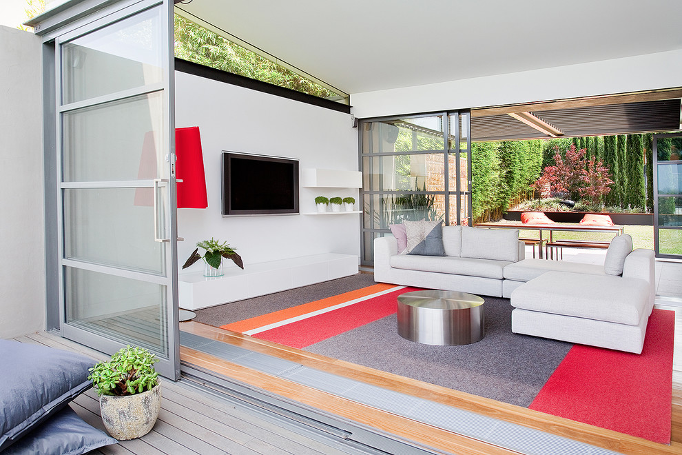 Offenes, Mittelgroßes Modernes Wohnzimmer ohne Kamin mit weißer Wandfarbe, TV-Wand, braunem Holzboden und braunem Boden in Los Angeles