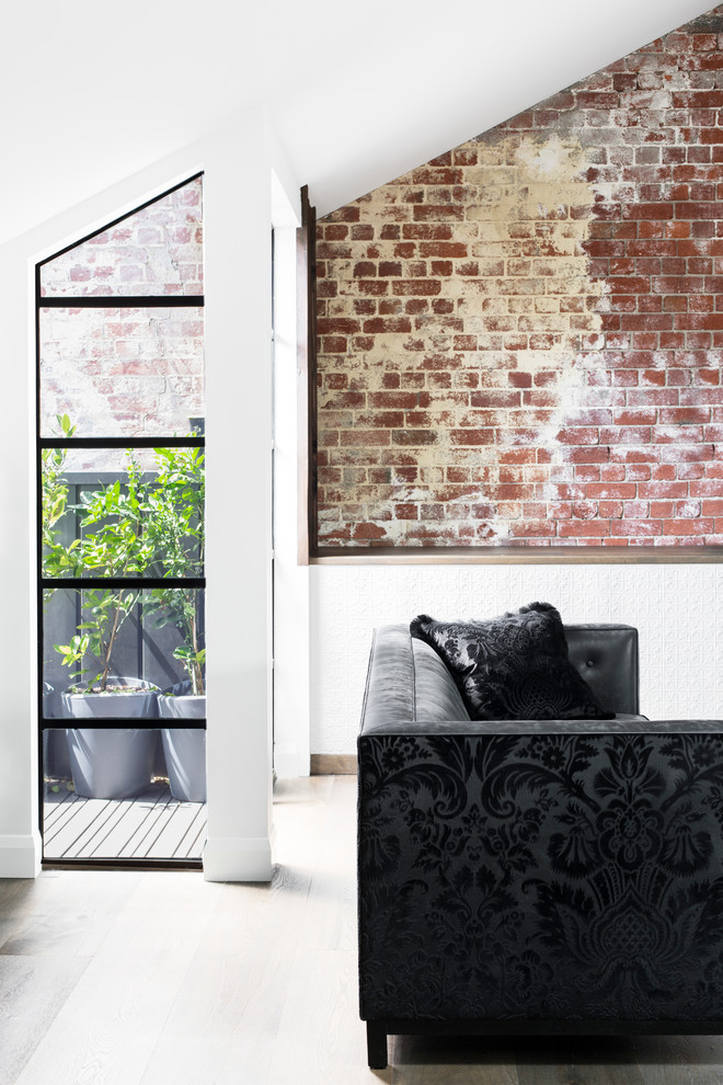 Großes, Repräsentatives Industrial Wohnzimmer mit weißer Wandfarbe und braunem Holzboden in Melbourne