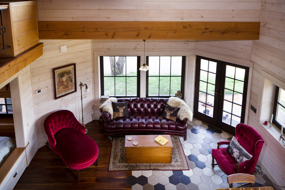 Modelo de salón para visitas tipo loft campestre de tamaño medio sin chimenea y televisor con suelo de madera en tonos medios
