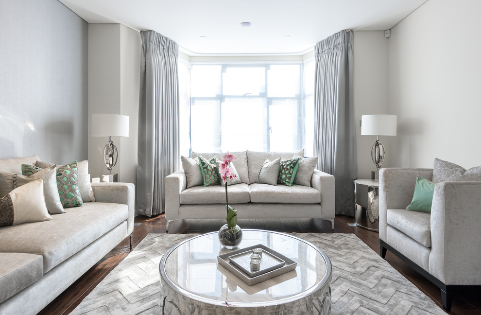 Источник вдохновения для домашнего уюта: большая открытая гостиная комната в современном стиле с серыми стенами, темным паркетным полом и коричневым полом без камина, телевизора