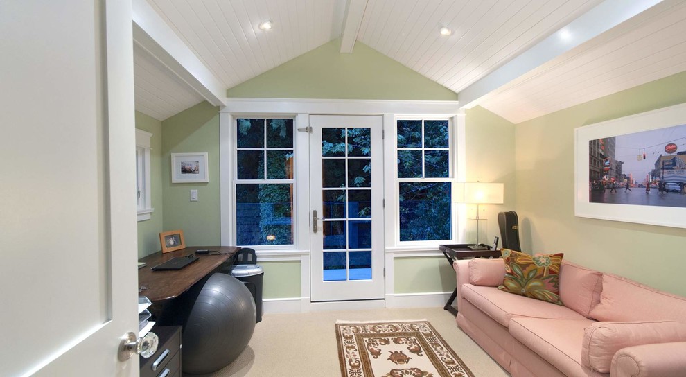 На фото: гостиная комната среднего размера в морском стиле с зелеными стенами