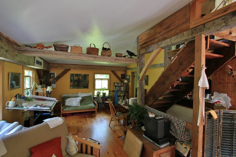 Foto di un soggiorno stile rurale di medie dimensioni e stile loft con pareti gialle, parquet chiaro, nessun camino e TV autoportante