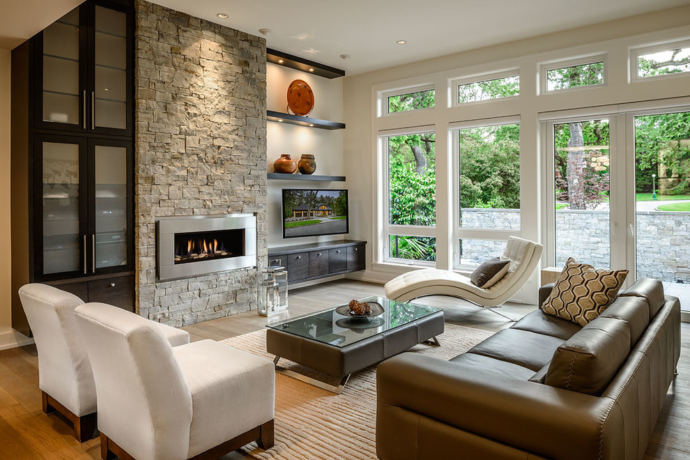 Modernes Wohnzimmer mit Gaskamin und TV-Wand in Vancouver