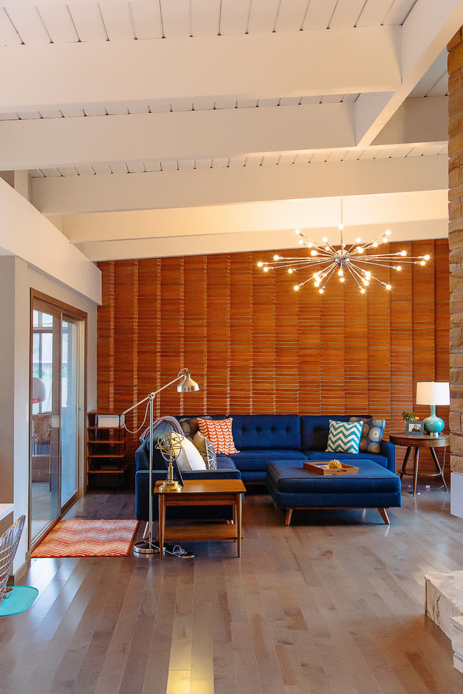 Mittelgroßes, Repräsentatives, Offenes Retro Wohnzimmer mit braunem Holzboden in Grand Rapids