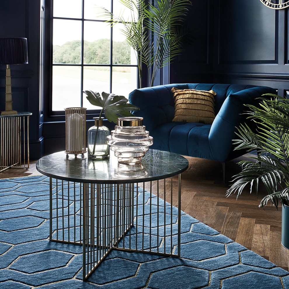 Свежая идея для дизайна: гостиная комната в стиле ретро с синими стенами - отличное фото интерьера