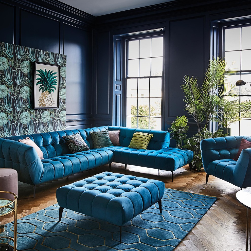 Foto de salón tropical con paredes azules y suelo marrón