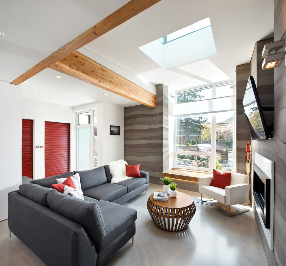 Modernes Wohnzimmer mit grauer Wandfarbe, Gaskamin und TV-Wand in Vancouver
