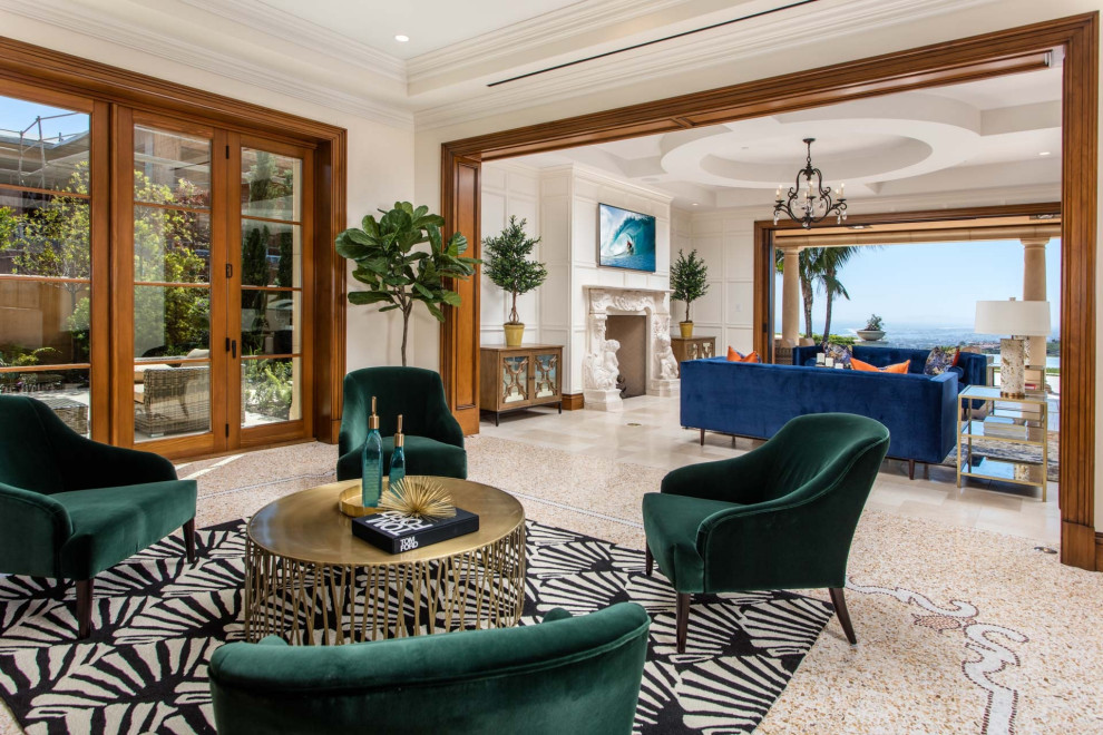 Idee per un grande soggiorno mediterraneo aperto con sala formale, pareti bianche, pavimento in marmo e pavimento beige