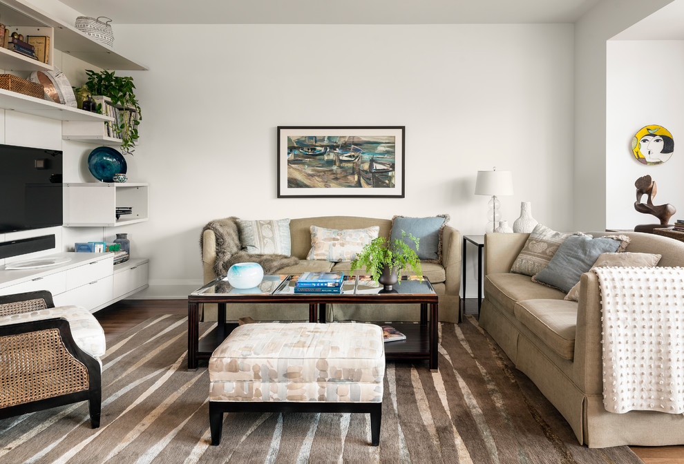 Großes, Offenes Klassisches Wohnzimmer mit weißer Wandfarbe, braunem Holzboden, braunem Boden und TV-Wand in Toronto