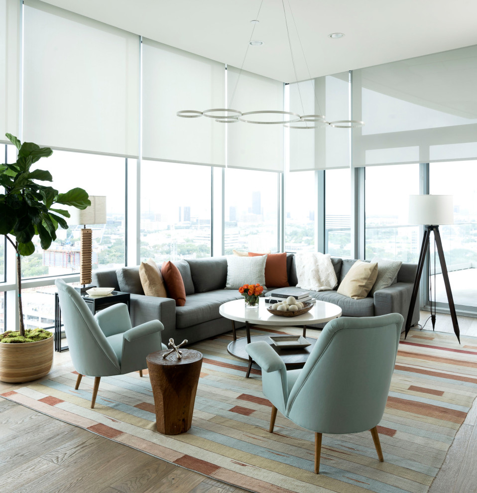 Offenes Klassisches Wohnzimmer mit braunem Holzboden und braunem Boden in Houston