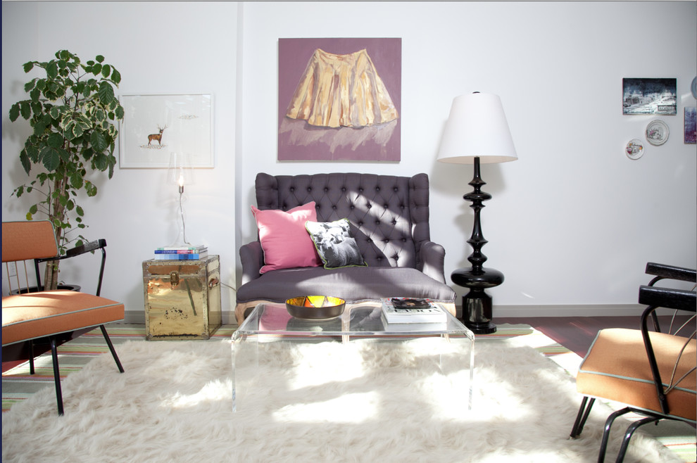 Пример оригинального дизайна: гостиная комната в стиле ретро с белыми стенами