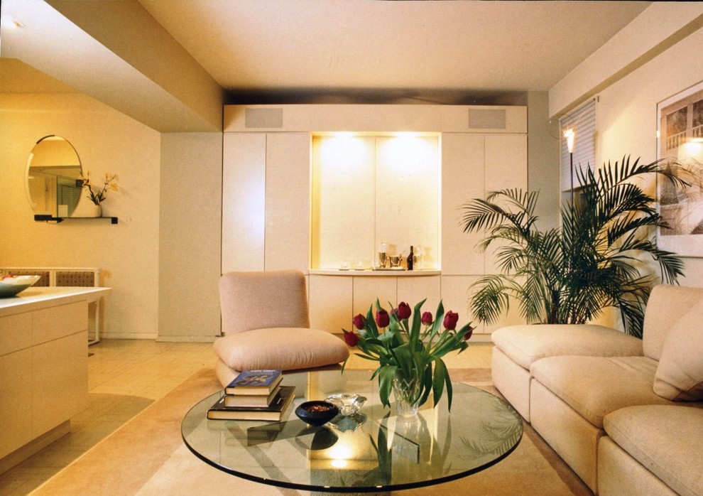 Свежая идея для дизайна: огромная двухуровневая, парадная гостиная комната в стиле модернизм с бежевыми стенами, светлым паркетным полом, скрытым телевизором и бежевым полом без камина - отличное фото интерьера