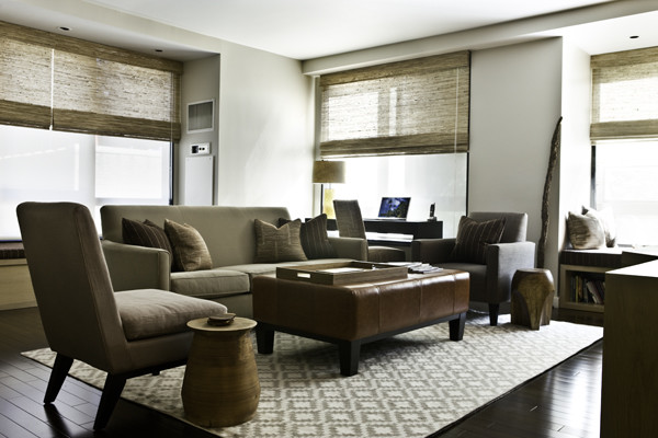 Источник вдохновения для домашнего уюта: открытая гостиная комната среднего размера в современном стиле с серыми стенами и темным паркетным полом