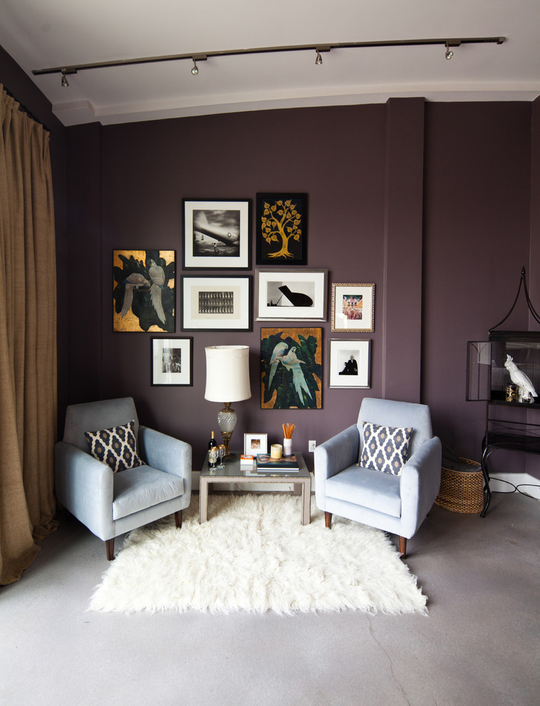 Ejemplo de salón minimalista con paredes púrpuras