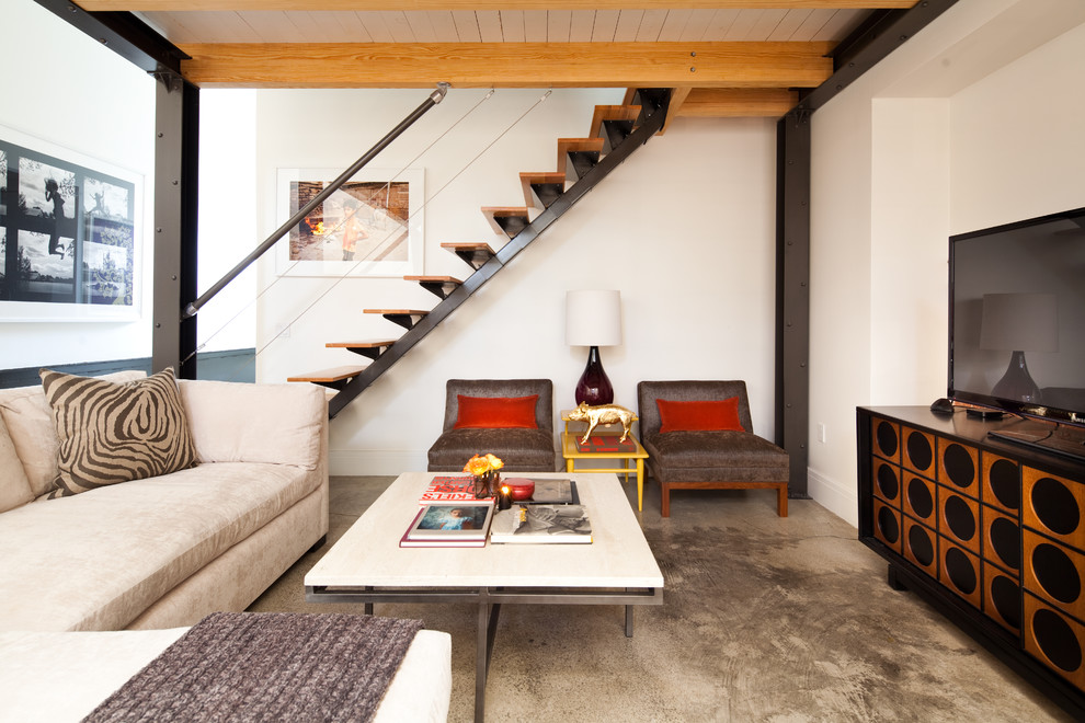 Свежая идея для дизайна: гостиная комната в стиле лофт с бетонным полом - отличное фото интерьера