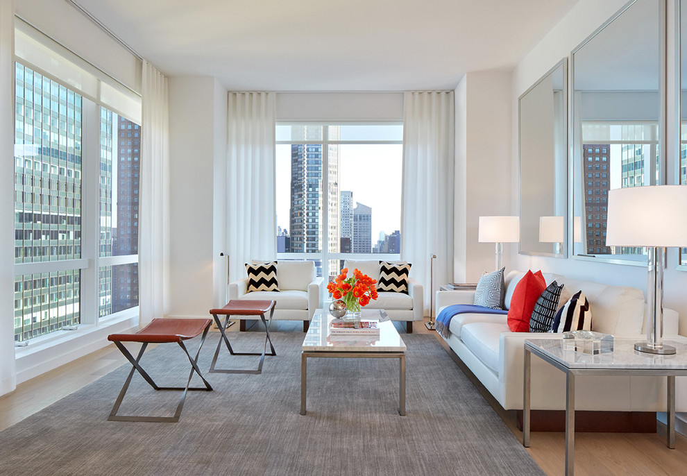 Mittelgroßes, Repräsentatives, Fernseherloses Modernes Wohnzimmer mit weißer Wandfarbe in New York