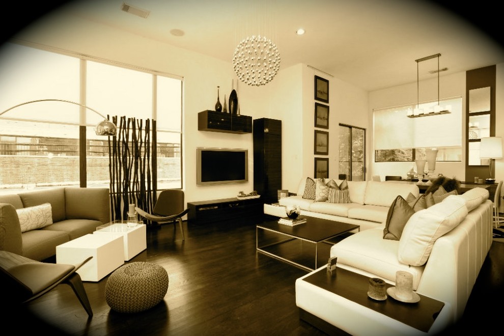 Immagine di un soggiorno minimalista di medie dimensioni e aperto con pareti bianche, parquet scuro e TV a parete