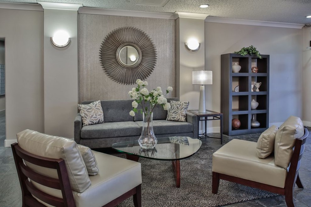 Geräumiges, Repräsentatives, Fernseherloses, Offenes Modernes Wohnzimmer ohne Kamin mit beiger Wandfarbe, Schieferboden und grauem Boden in Sacramento