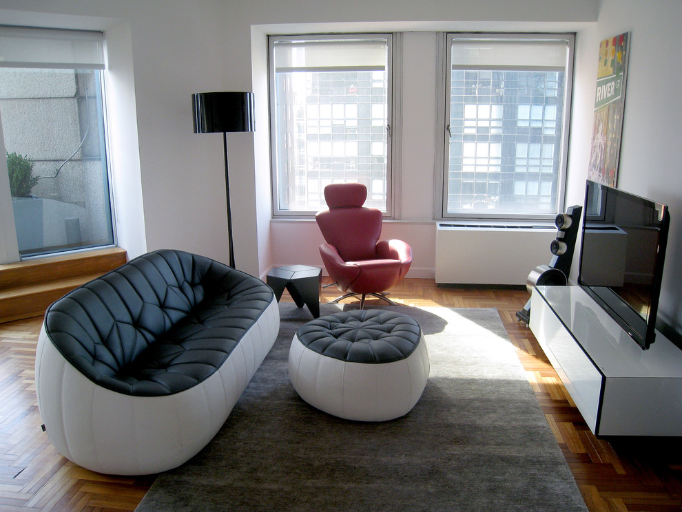 Idéer för mellanstora funkis separata vardagsrum, med vita väggar, mellanmörkt trägolv och en fristående TV