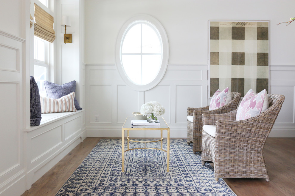 Ispirazione per un soggiorno stile marino con sala formale, pareti bianche, pavimento in legno massello medio e tappeto
