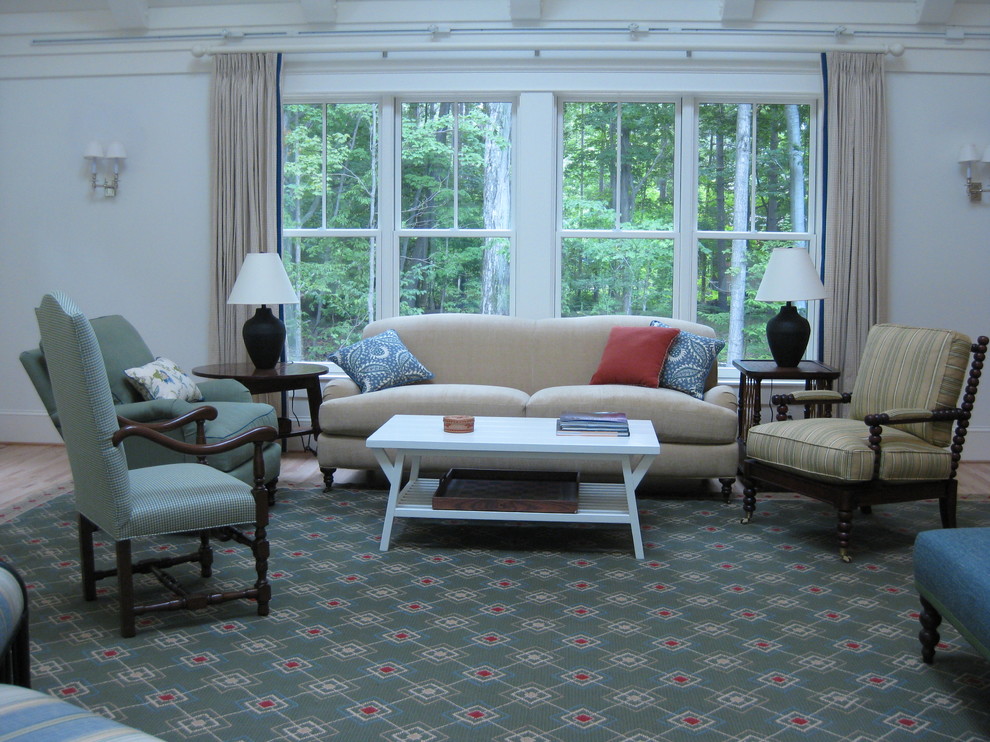 Mittelgroßes, Repräsentatives, Abgetrenntes Klassisches Wohnzimmer mit weißer Wandfarbe, hellem Holzboden und beigem Boden in Boston