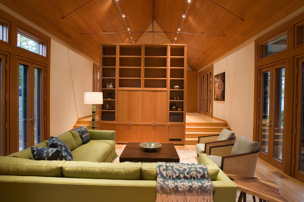 Mittelgroßes Modernes Wohnzimmer mit braunem Holzboden in Chicago