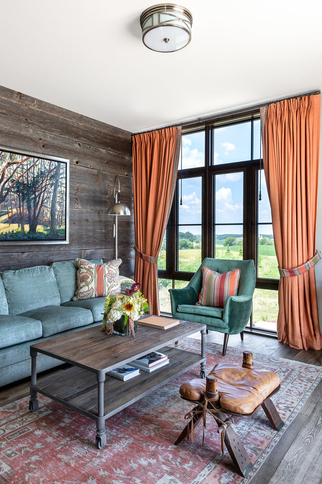 Imagen de salón campestre con paredes marrones y suelo de madera oscura