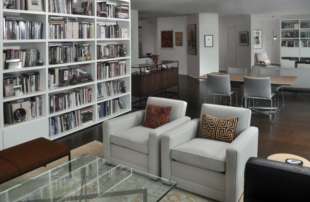 Идея дизайна: большая открытая гостиная комната в стиле модернизм с с книжными шкафами и полками, белыми стенами и пробковым полом без камина, телевизора