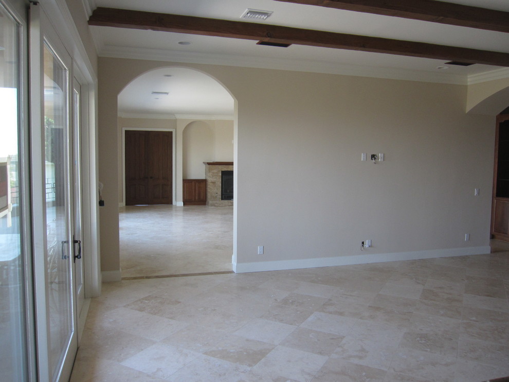 Klassisk inredning av ett mellanstort separat vardagsrum, med ett finrum, beige väggar, travertin golv, en standard öppen spis och en spiselkrans i sten