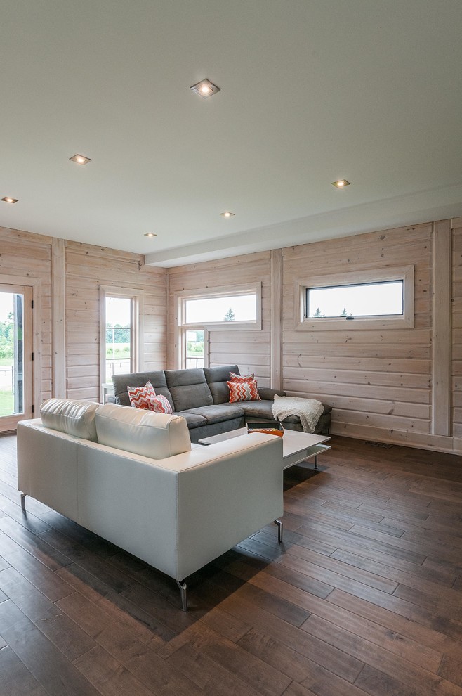 Mittelgroßes, Offenes Modernes Wohnzimmer mit braunem Holzboden in Charlotte