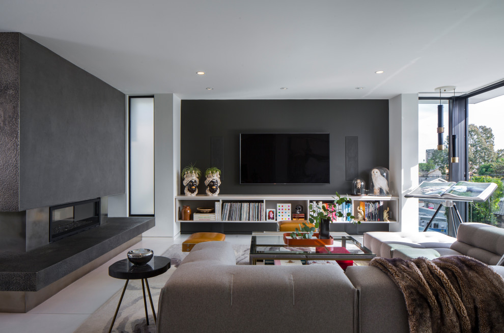 Imagen de salón abierto contemporáneo con paredes grises, chimenea lineal, televisor colgado en la pared y suelo blanco