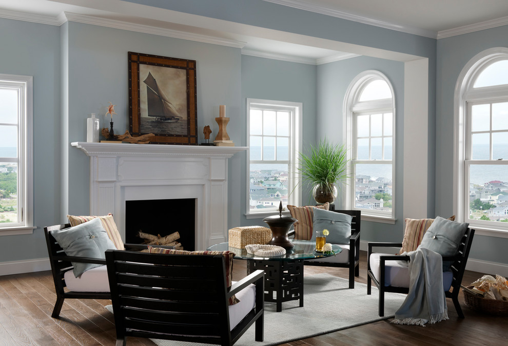 Ispirazione per un soggiorno stile marinaro con sala formale, pareti blu, parquet scuro, camino classico, nessuna TV e pavimento marrone