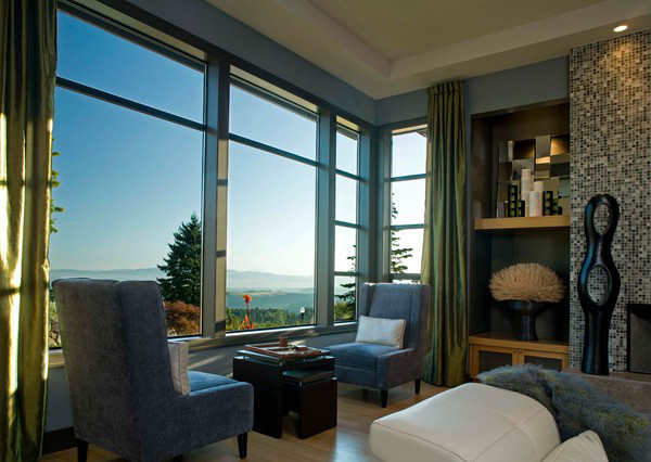 Mittelgroßes Modernes Wohnzimmer mit blauer Wandfarbe, braunem Holzboden, Kamin, gefliester Kaminumrandung und braunem Boden in Santa Barbara
