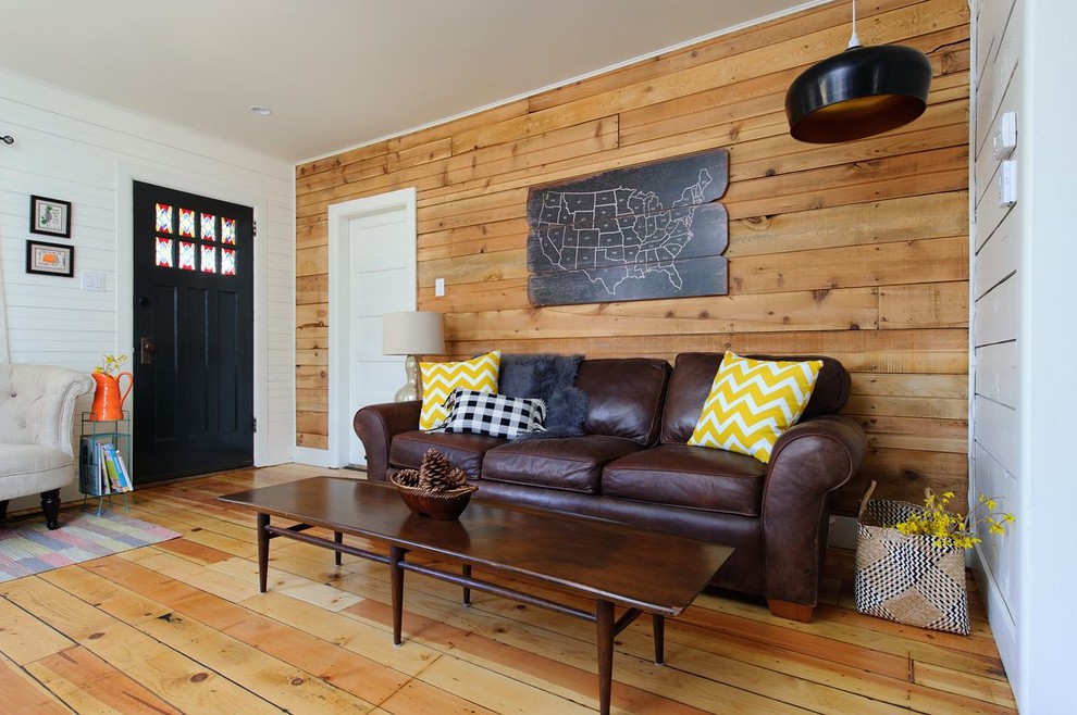 Abgetrenntes Modernes Wohnzimmer mit weißer Wandfarbe und braunem Holzboden in Sonstige