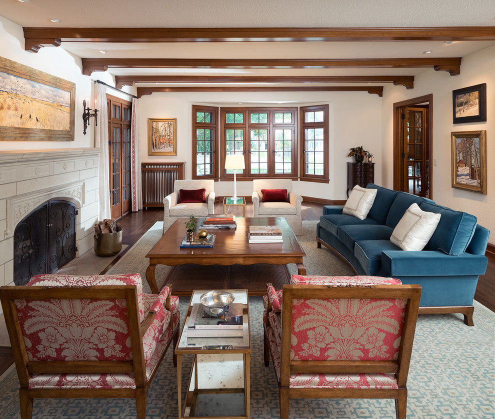 Foto di un soggiorno classico chiuso con pareti bianche, parquet scuro, camino classico e pavimento marrone