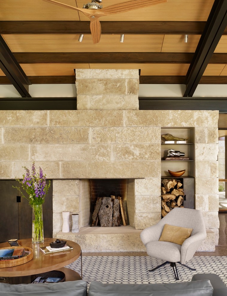 Modernes Wohnzimmer mit Kamin in Austin