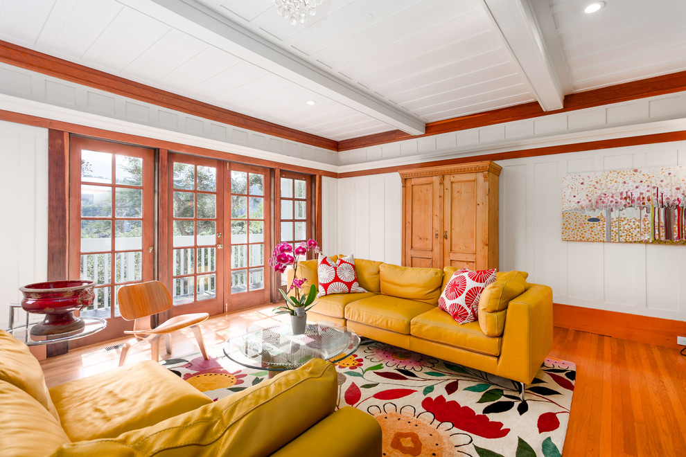 Repräsentatives, Offenes, Mittelgroßes, Fernseherloses Klassisches Wohnzimmer ohne Kamin mit weißer Wandfarbe und braunem Holzboden in San Francisco