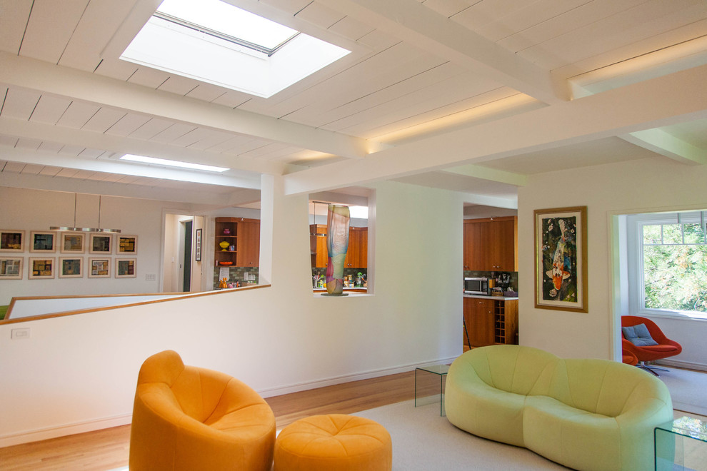 Mittelgroßes, Fernseherloses, Offenes Modernes Wohnzimmer mit weißer Wandfarbe, hellem Holzboden, Kamin und Kaminumrandung aus Stein in San Francisco
