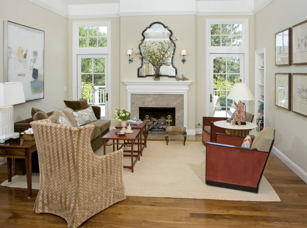 Mittelgroßes, Fernseherloses Klassisches Wohnzimmer mit beiger Wandfarbe, braunem Holzboden, Kamin, Kaminumrandung aus Stein und braunem Boden in San Francisco