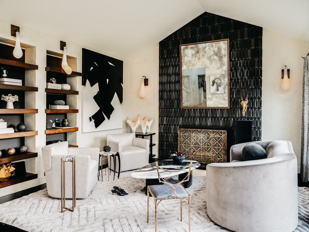 Стильный дизайн: гостиная комната в стиле неоклассика (современная классика) с белыми стенами, темным паркетным полом, стандартным камином, фасадом камина из плитки и черным полом - последний тренд