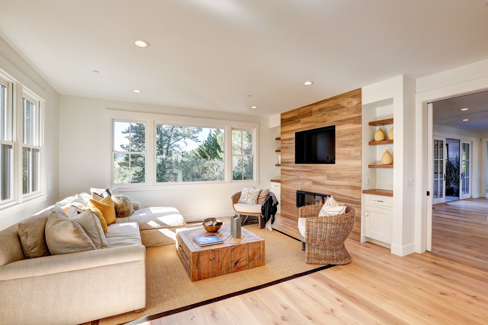 Modernes Wohnzimmer mit braunem Holzboden in San Francisco