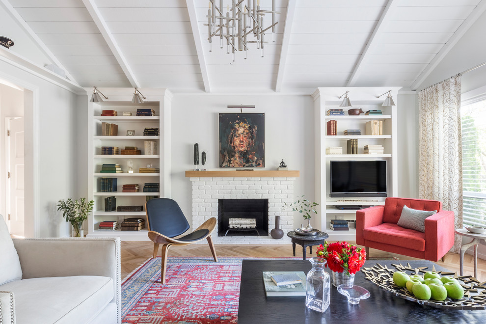 Repräsentatives Stilmix Wohnzimmer mit grauer Wandfarbe, braunem Holzboden, Kamin, Kaminumrandung aus Backstein, freistehendem TV und beigem Boden in Sacramento