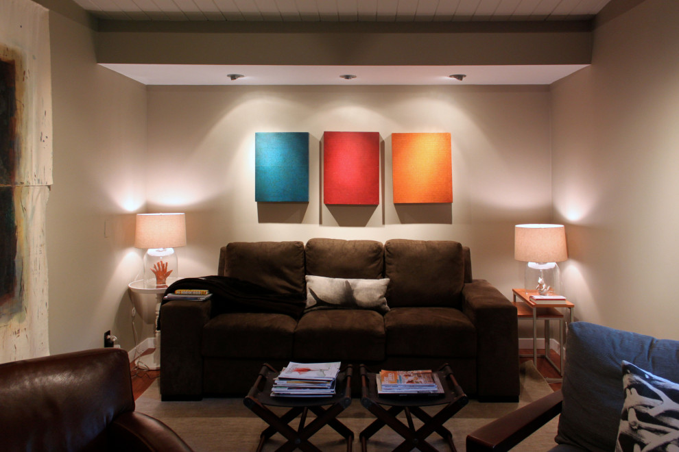 Immagine di un piccolo soggiorno moderno chiuso con sala formale, pareti beige, nessuna TV e pavimento marrone