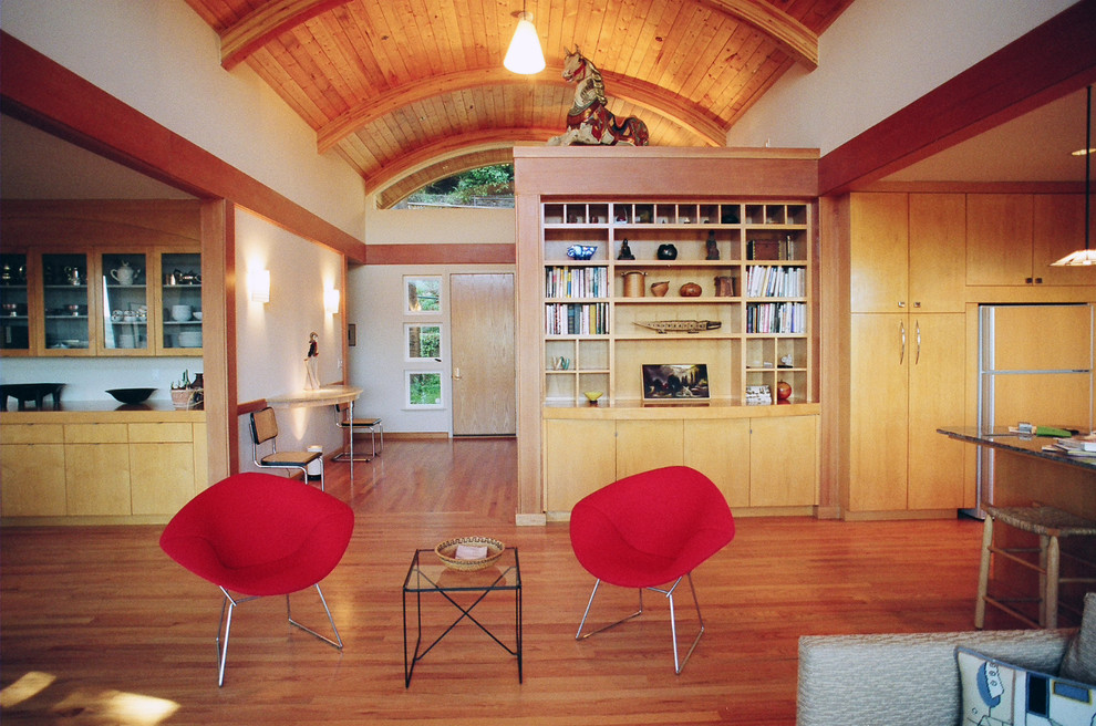 Diseño de salón abierto contemporáneo con suelo de madera en tonos medios