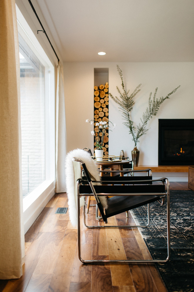 Свежая идея для дизайна: гостиная комната среднего размера в современном стиле с белыми стенами, темным паркетным полом и коричневым полом - отличное фото интерьера
