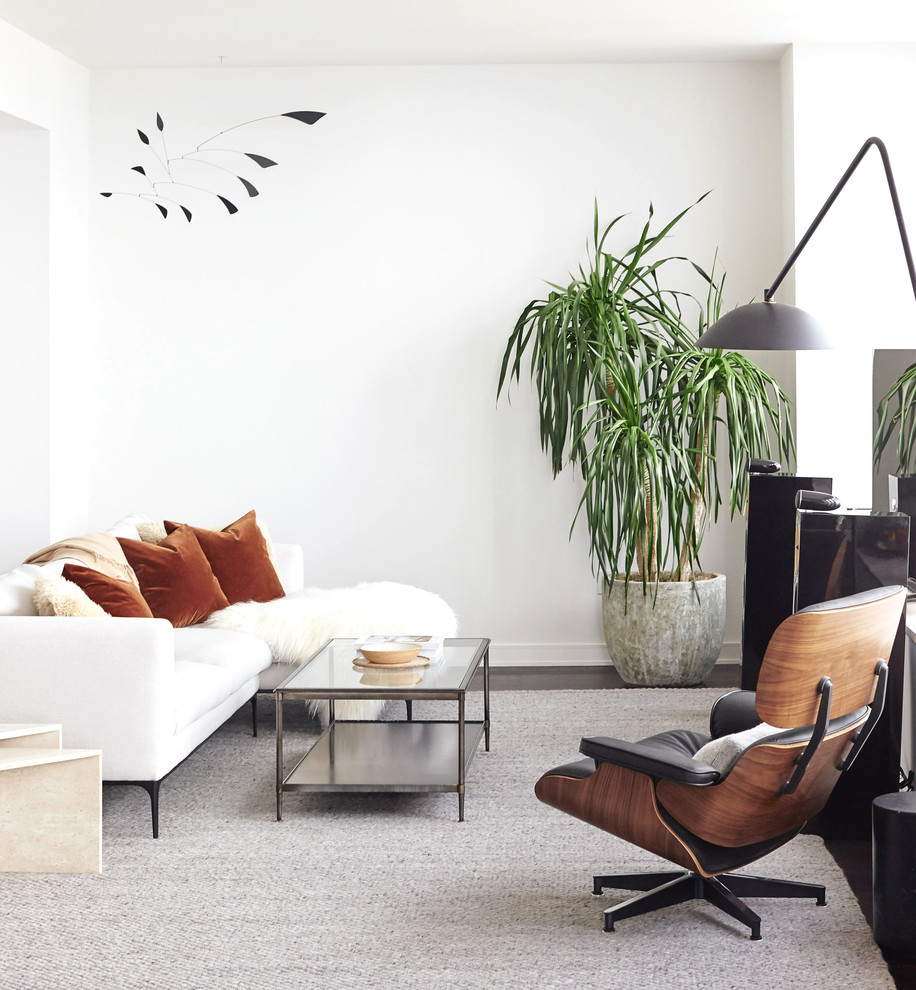 Свежая идея для дизайна: изолированная гостиная комната среднего размера в скандинавском стиле с белыми стенами, темным паркетным полом, отдельно стоящим телевизором и коричневым полом без камина - отличное фото интерьера