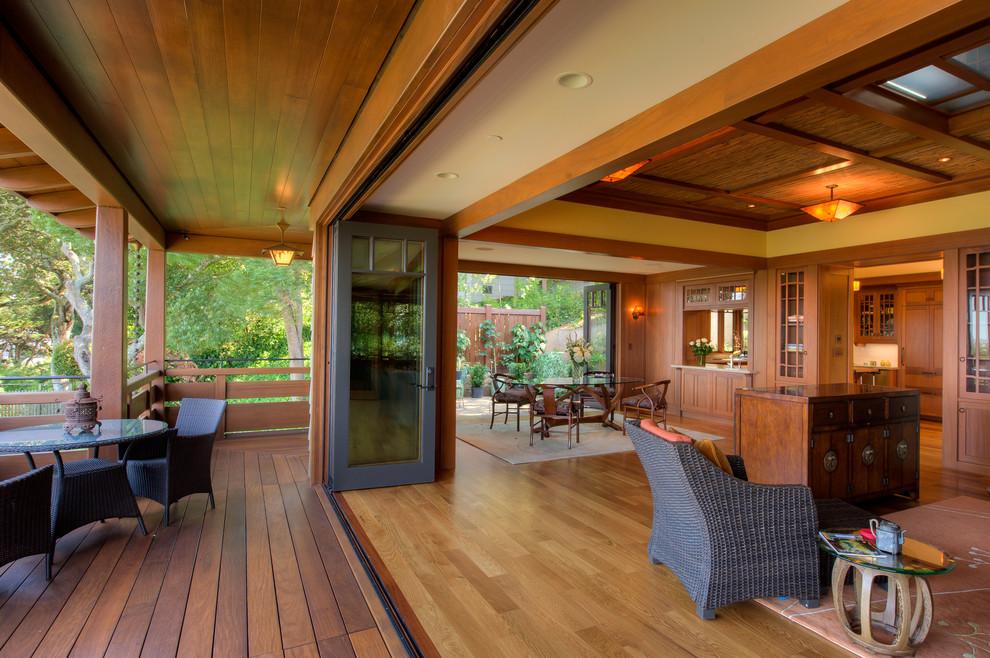 Immagine di un ampio soggiorno stile americano con pareti beige, pavimento in legno massello medio e camino classico